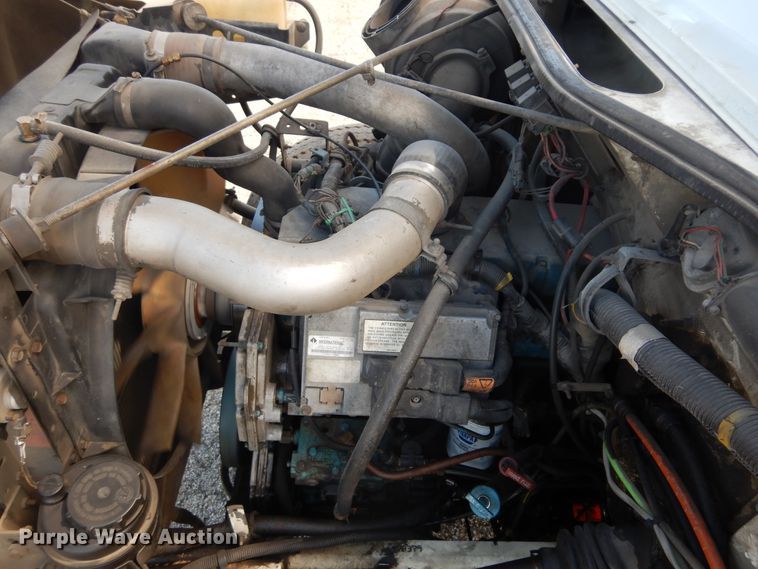 image for item DF6613 2001 International 4900 bucket truck