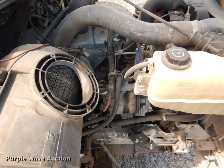 image for item DF6613 2001 International 4900 bucket truck