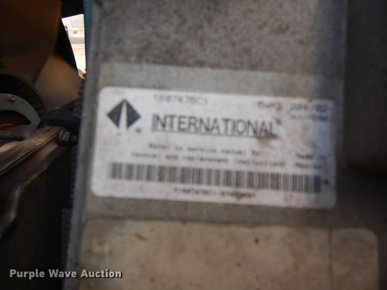 image for item DF6613 2001 International 4900 bucket truck