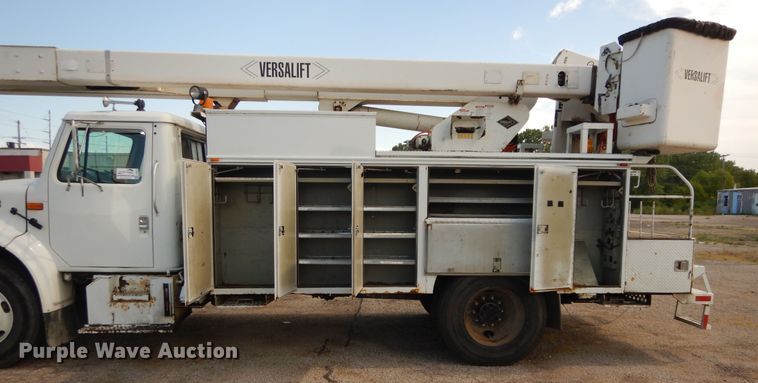image for item DF6613 2001 International 4900 bucket truck
