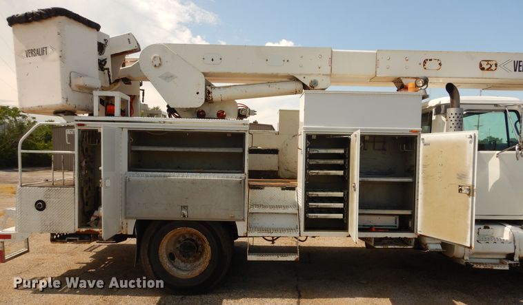 image for item DF6613 2001 International 4900 bucket truck