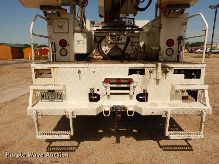 image for item DF6613 2001 International 4900 bucket truck