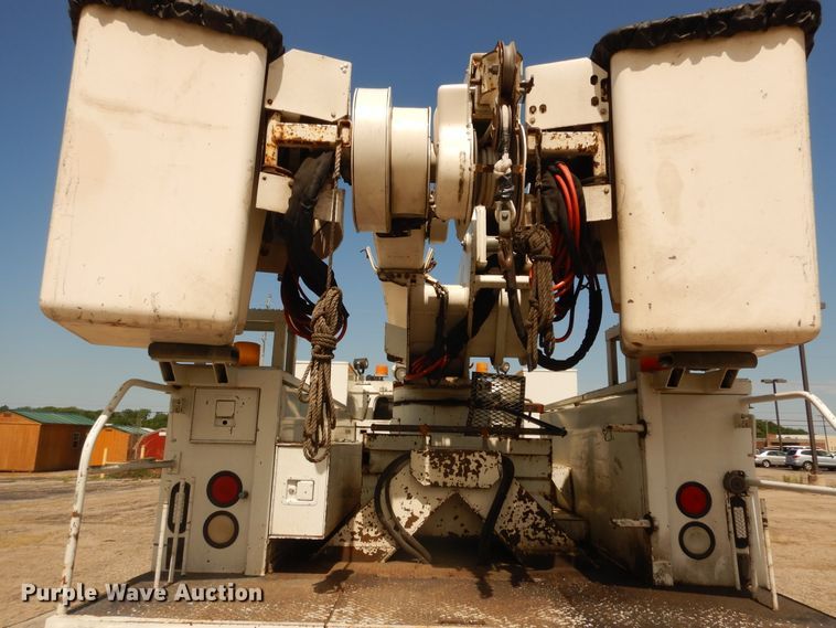 image for item DF6613 2001 International 4900 bucket truck
