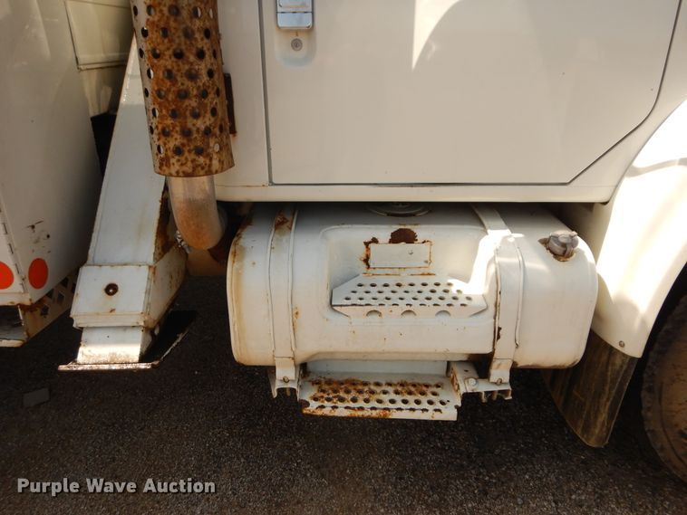 image for item DF6613 2001 International 4900 bucket truck