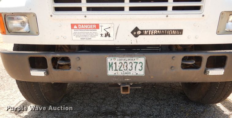 image for item DF6613 2001 International 4900 bucket truck