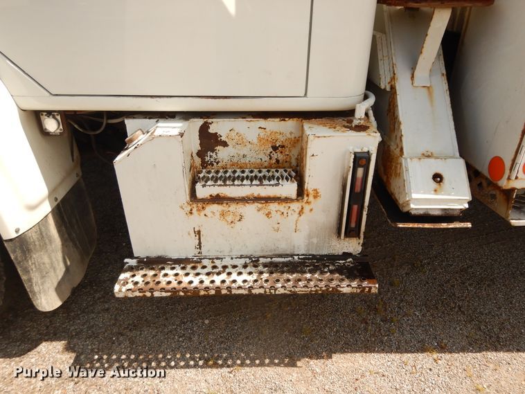 image for item DF6613 2001 International 4900 bucket truck