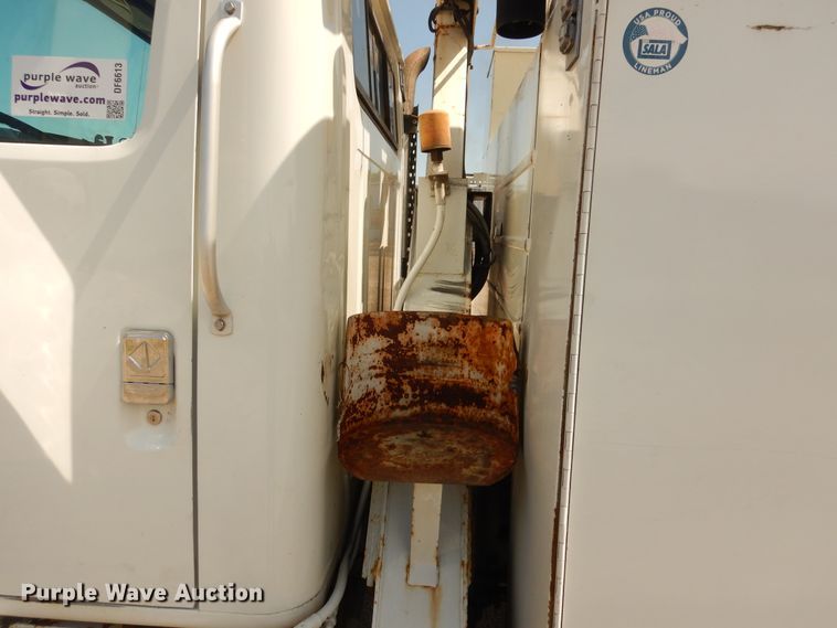 image for item DF6613 2001 International 4900 bucket truck