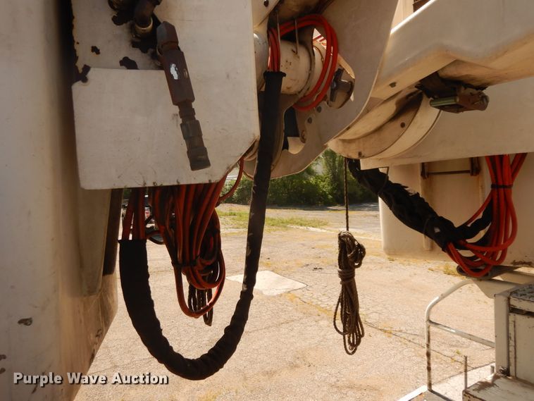 image for item DF6613 2001 International 4900 bucket truck