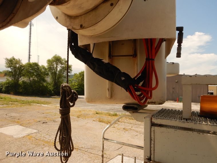 image for item DF6613 2001 International 4900 bucket truck