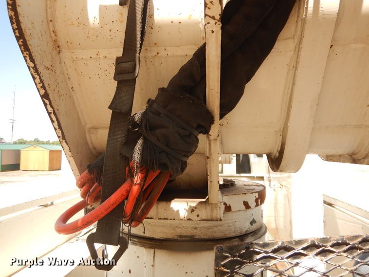 image for item DF6613 2001 International 4900 bucket truck
