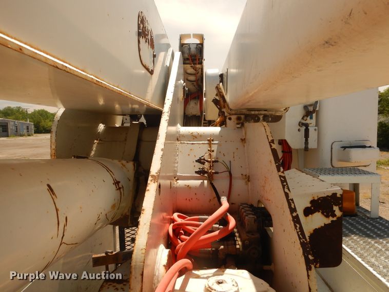 image for item DF6613 2001 International 4900 bucket truck