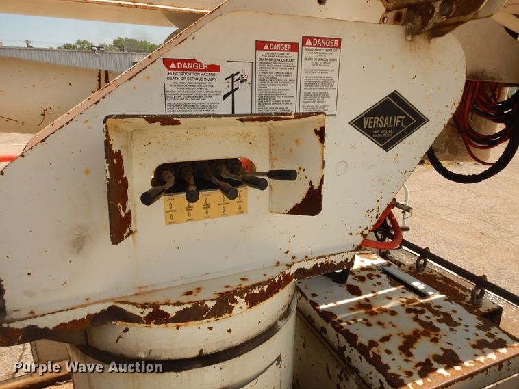 image for item DF6613 2001 International 4900 bucket truck