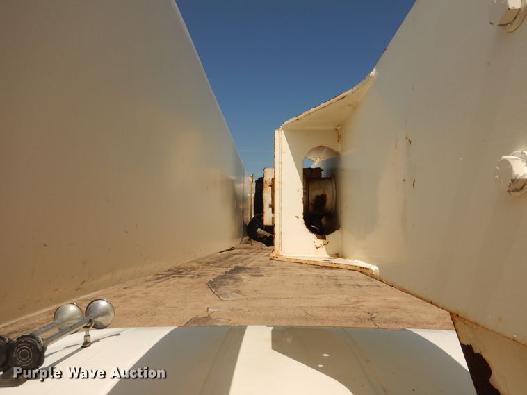 image for item DF6613 2001 International 4900 bucket truck