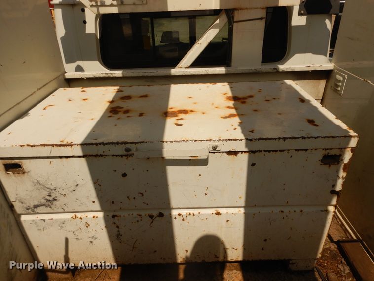 image for item DF6613 2001 International 4900 bucket truck