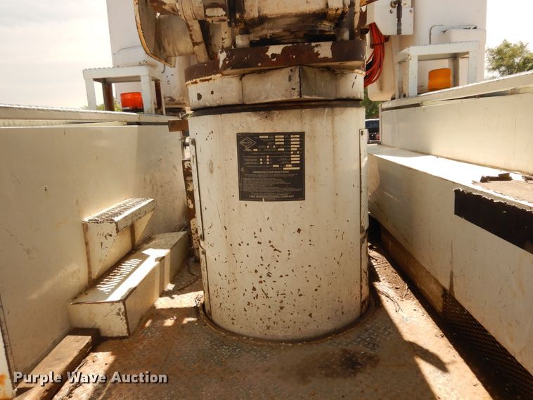 image for item DF6613 2001 International 4900 bucket truck