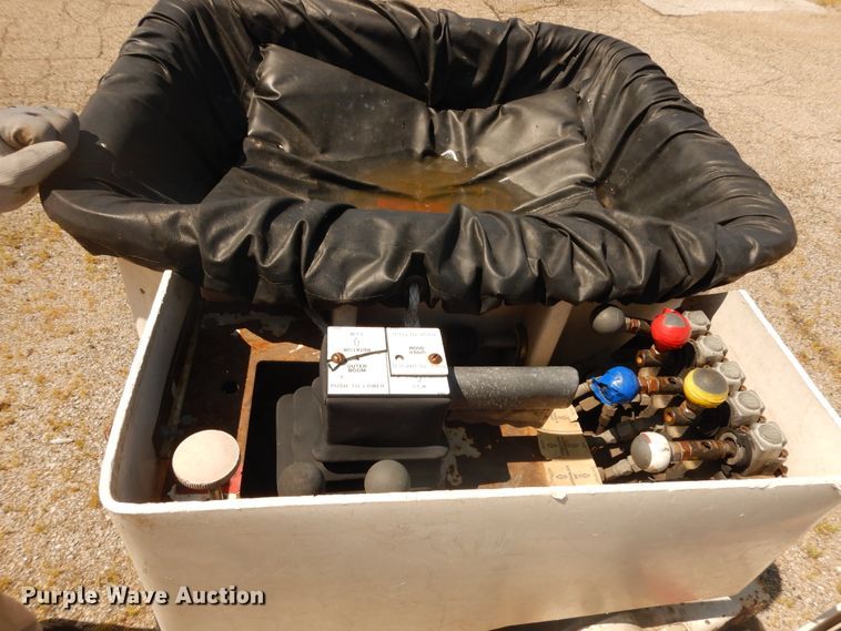 image for item DF6613 2001 International 4900 bucket truck