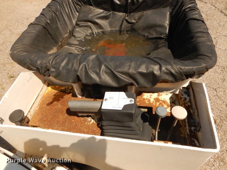 image for item DF6613 2001 International 4900 bucket truck