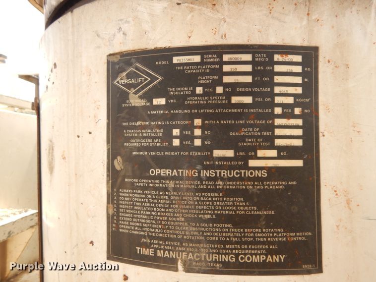 image for item DF6613 2001 International 4900 bucket truck