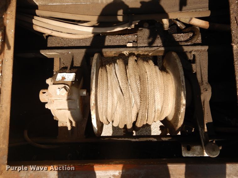 image for item DF6613 2001 International 4900 bucket truck