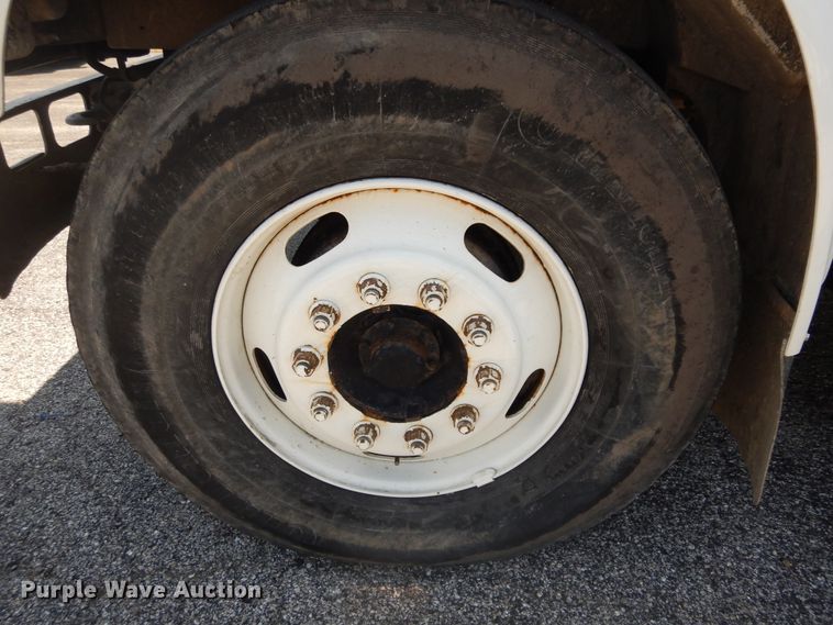 image for item DF6613 2001 International 4900 bucket truck