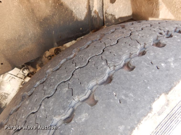 image for item DF6613 2001 International 4900 bucket truck