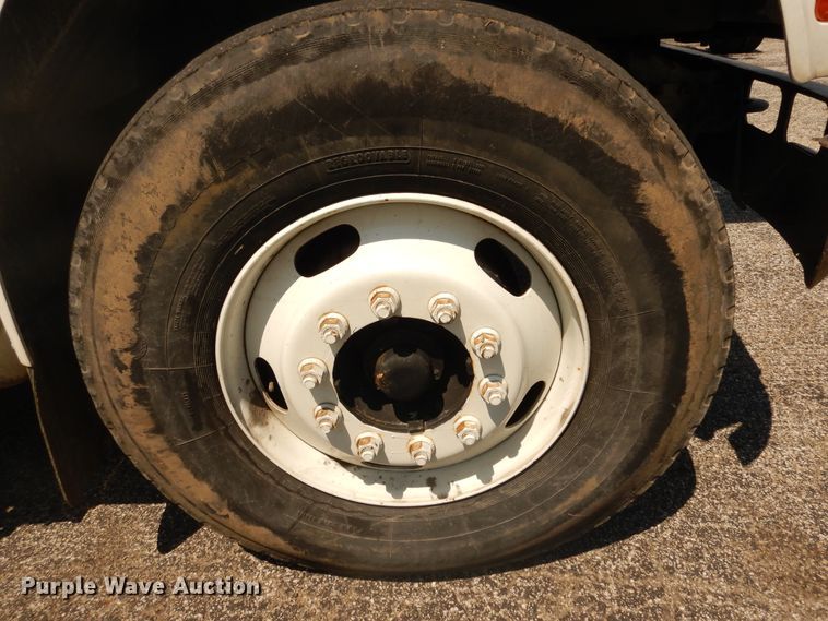 image for item DF6613 2001 International 4900 bucket truck