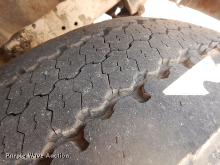 image for item DF6613 2001 International 4900 bucket truck