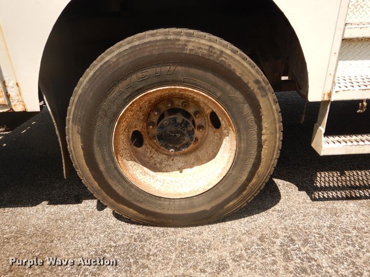 image for item DF6613 2001 International 4900 bucket truck