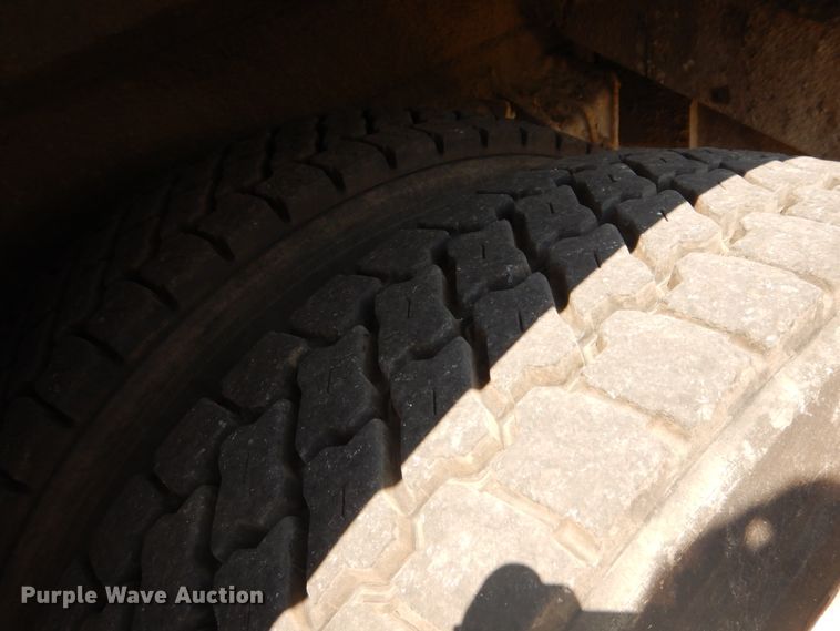 image for item DF6613 2001 International 4900 bucket truck