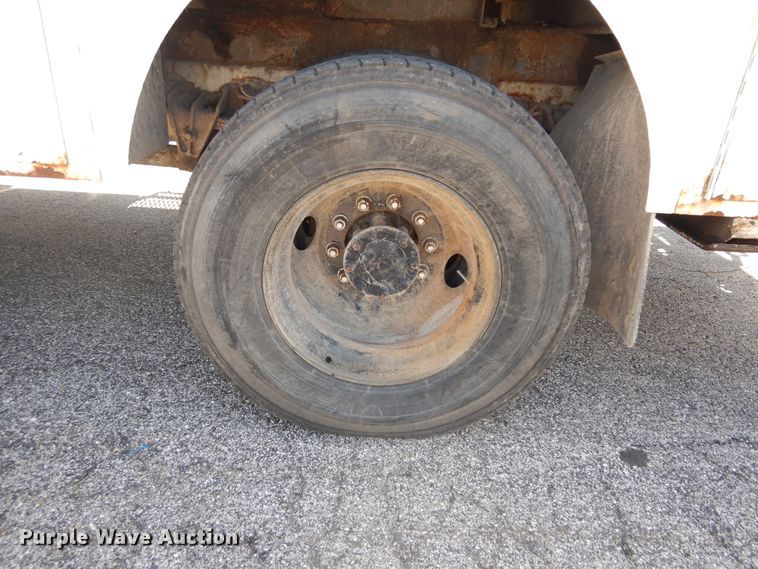 image for item DF6613 2001 International 4900 bucket truck