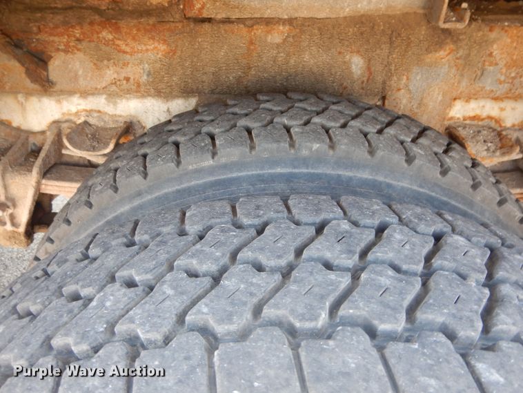 image for item DF6613 2001 International 4900 bucket truck