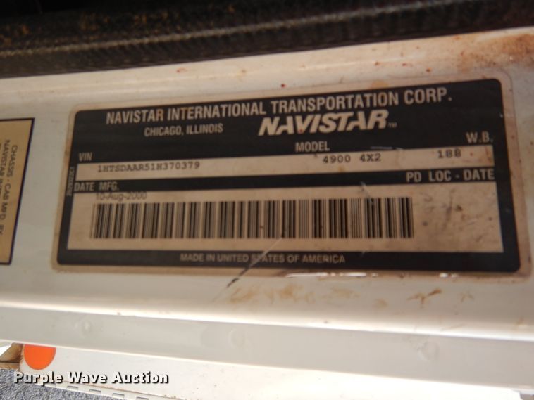 image for item DF6613 2001 International 4900 bucket truck