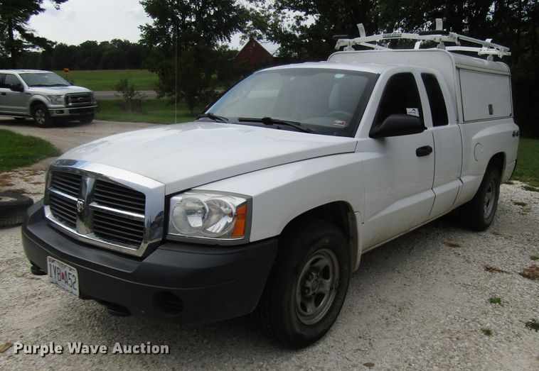 image for item DG8046 2006 Dodge Dakota Club Cab pickup truck