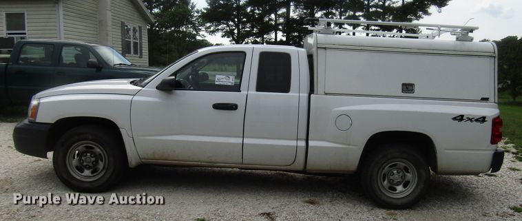 image for item DG8046 2006 Dodge Dakota Club Cab pickup truck