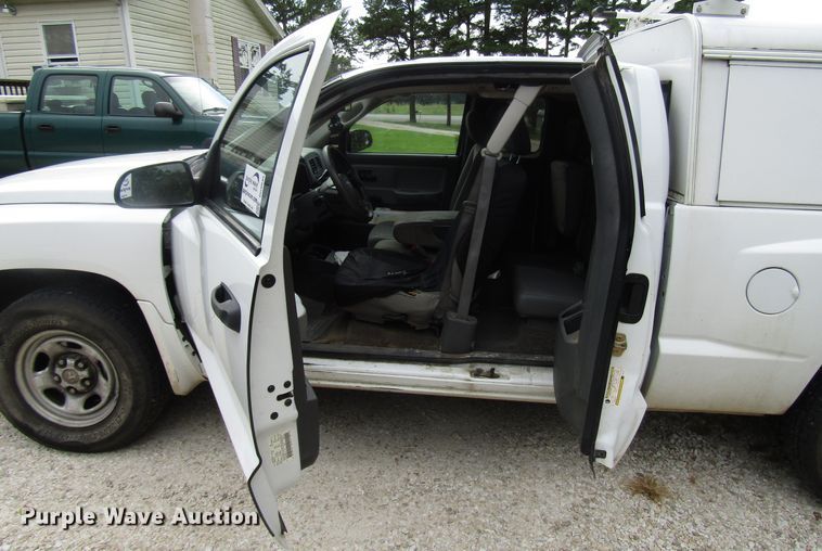 image for item DG8046 2006 Dodge Dakota Club Cab pickup truck