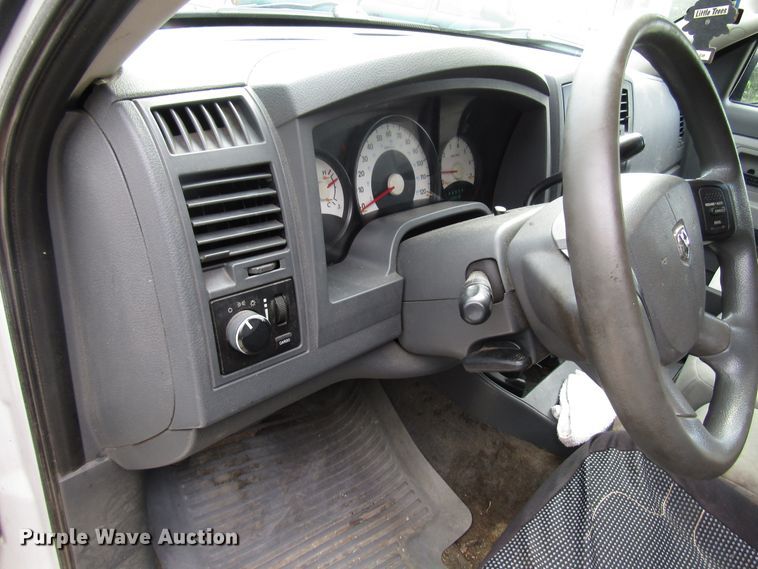 image for item DG8046 2006 Dodge Dakota Club Cab pickup truck