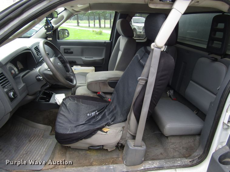 image for item DG8046 2006 Dodge Dakota Club Cab pickup truck