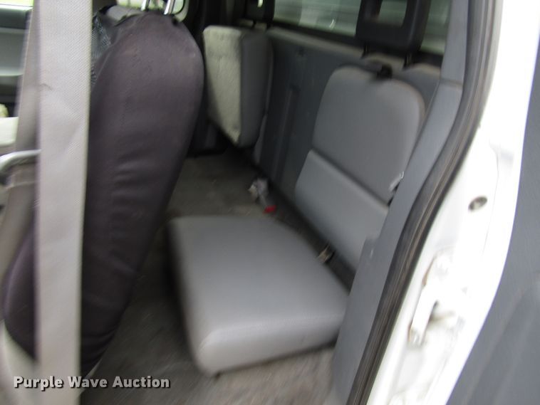 image for item DG8046 2006 Dodge Dakota Club Cab pickup truck