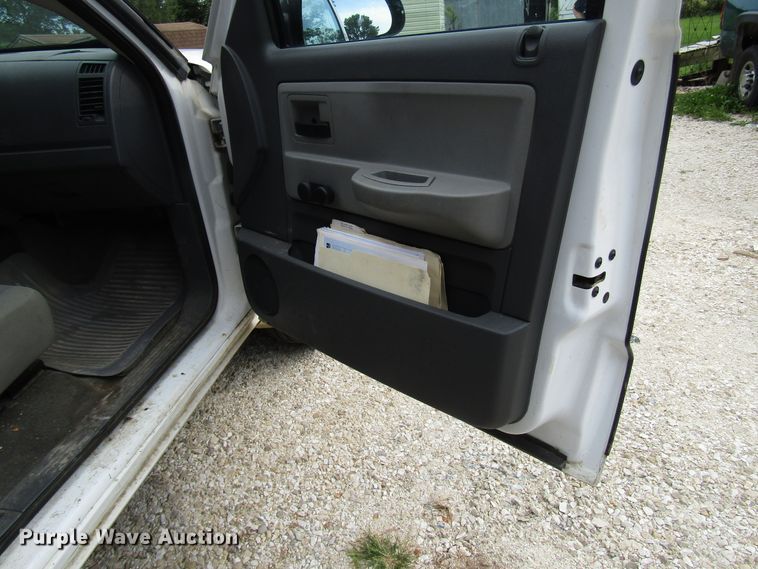 image for item DG8046 2006 Dodge Dakota Club Cab pickup truck