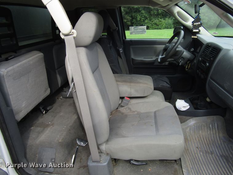 image for item DG8046 2006 Dodge Dakota Club Cab pickup truck