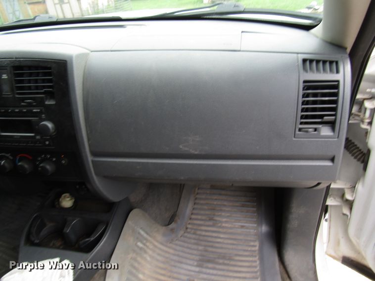 image for item DG8046 2006 Dodge Dakota Club Cab pickup truck