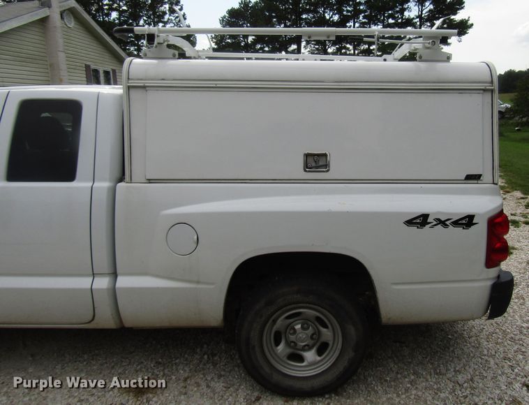 image for item DG8046 2006 Dodge Dakota Club Cab pickup truck