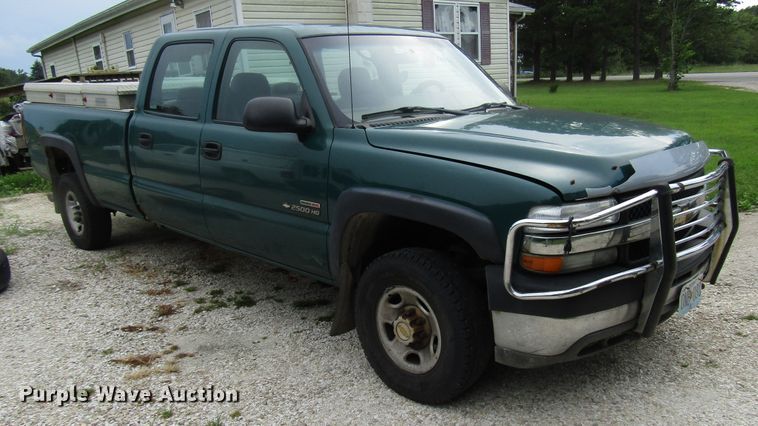 image for item DG8047 2002 Chevrolet Silverado 2500HD Crew Cab pickup truck