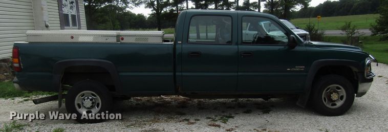 image for item DG8047 2002 Chevrolet Silverado 2500HD Crew Cab pickup truck