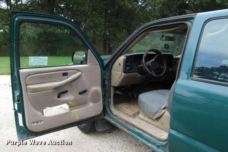 image for item DG8047 2002 Chevrolet Silverado 2500HD Crew Cab pickup truck