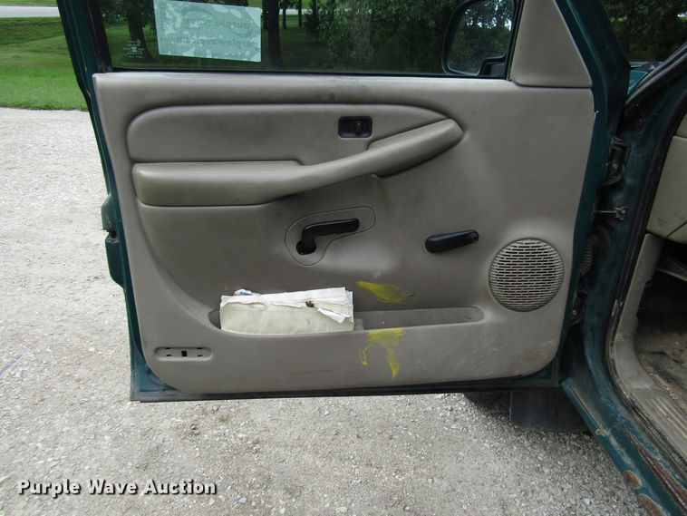 image for item DG8047 2002 Chevrolet Silverado 2500HD Crew Cab pickup truck