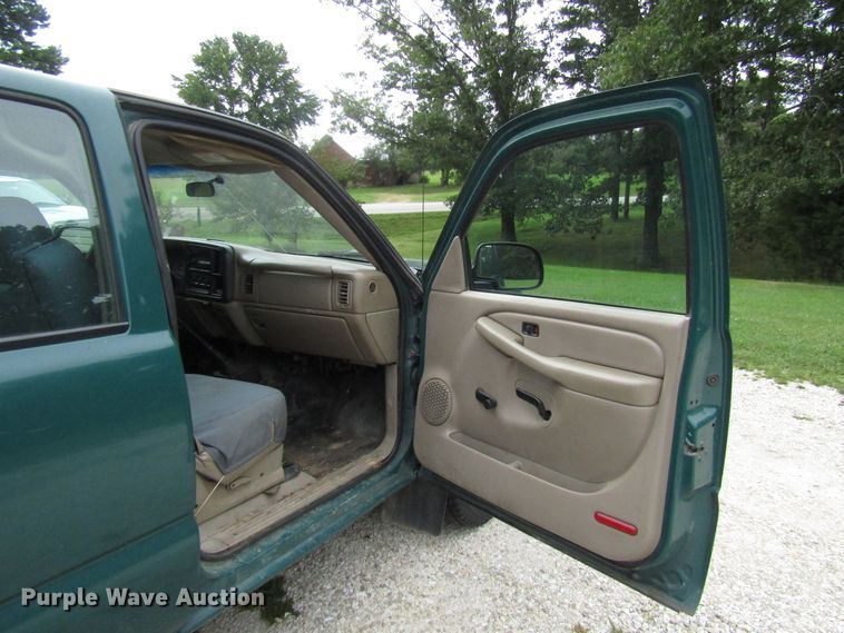 image for item DG8047 2002 Chevrolet Silverado 2500HD Crew Cab pickup truck