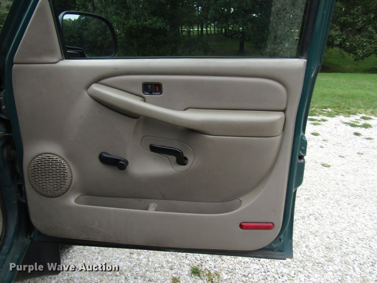 image for item DG8047 2002 Chevrolet Silverado 2500HD Crew Cab pickup truck