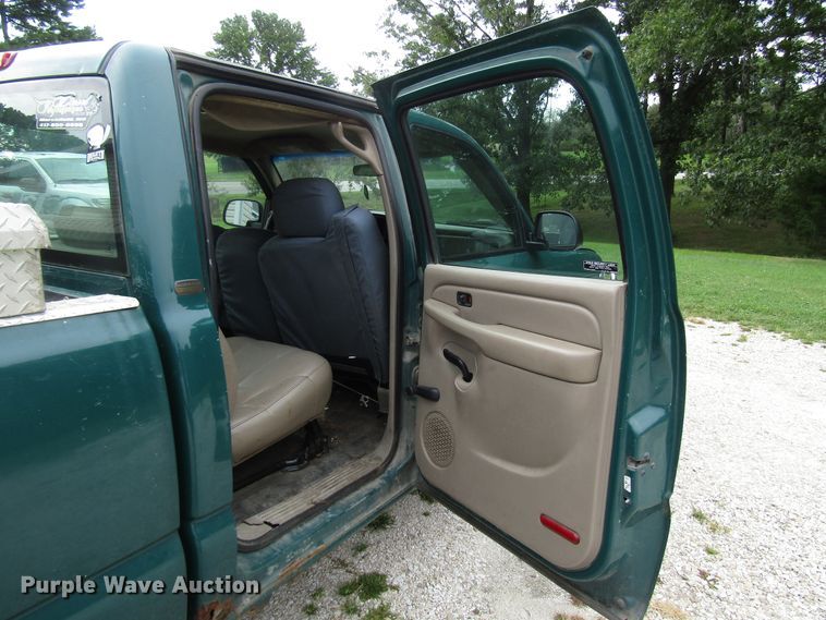 image for item DG8047 2002 Chevrolet Silverado 2500HD Crew Cab pickup truck