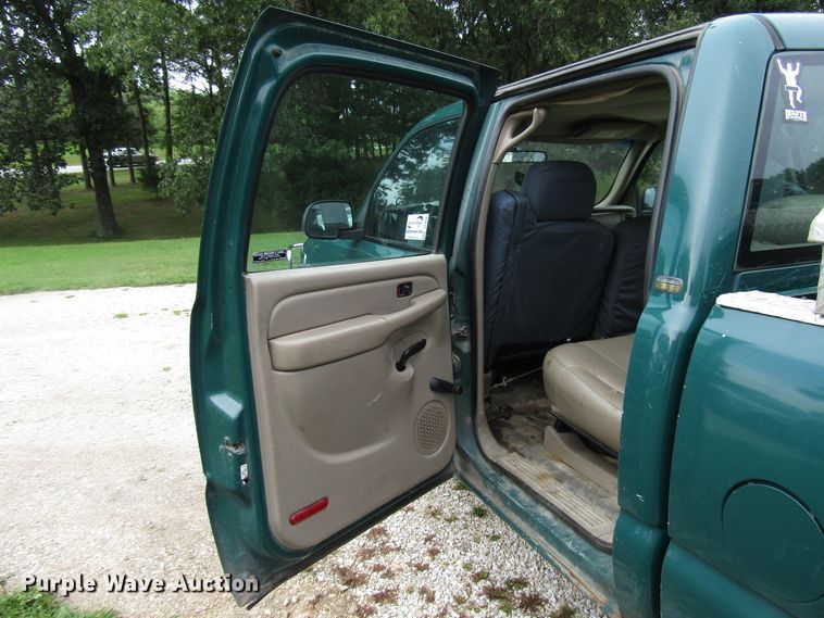 image for item DG8047 2002 Chevrolet Silverado 2500HD Crew Cab pickup truck